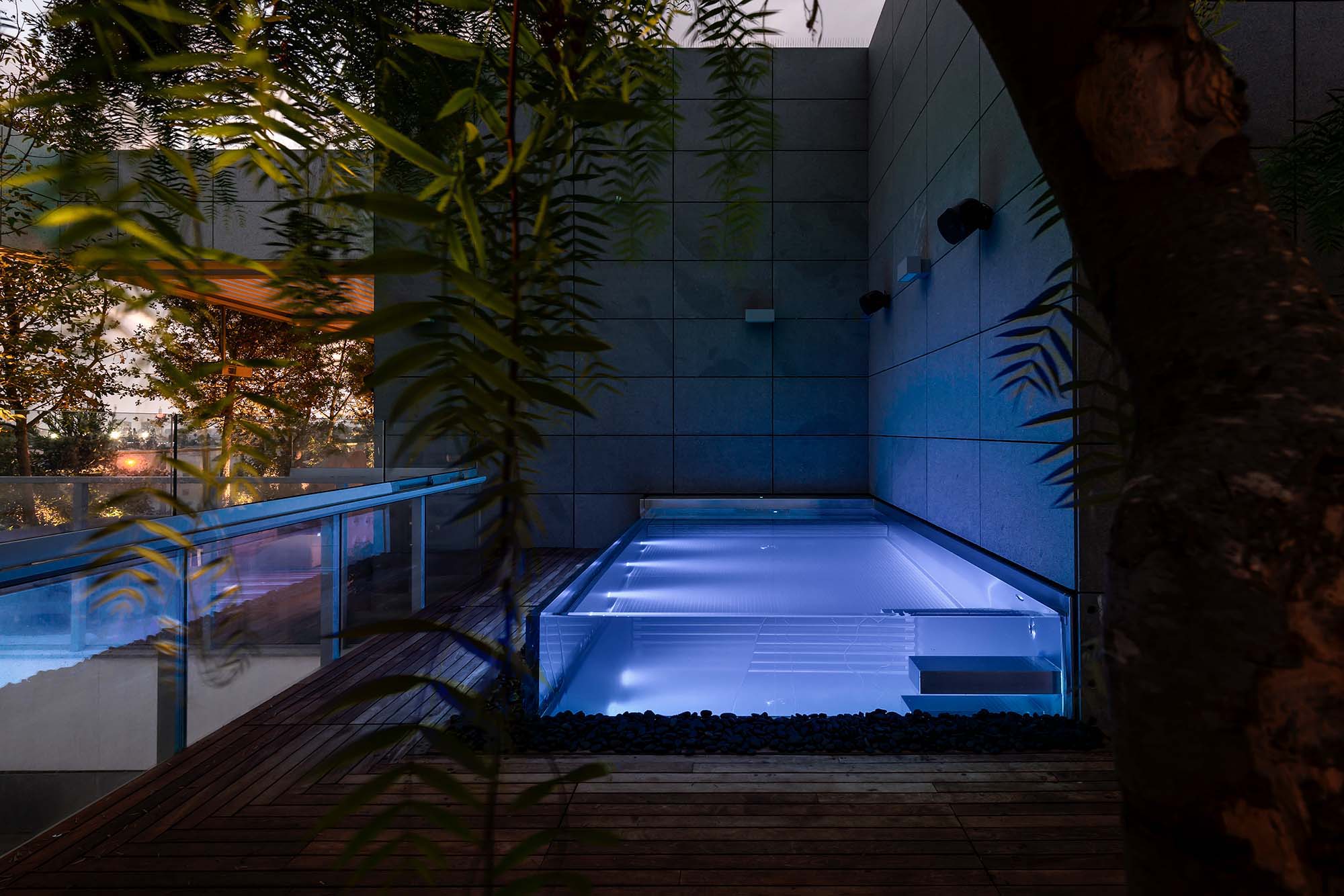 pool rostfritt med en sida av glas